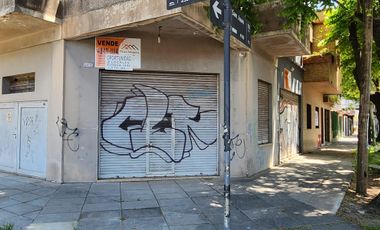 Casa y 2 locales en venta, ideal constructor.