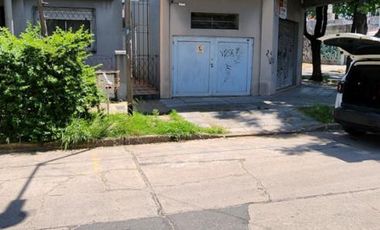 Casa y 2 locales en venta, ideal constructor.