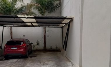 Cochera semicubierta en Temperley.