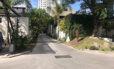Cochera semicubierta en Temperley.