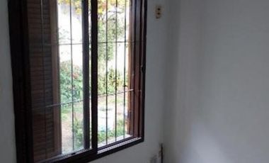 Oportunidad. Depto 2 ambientes en zona comercial de calle Arieta en PB, con jardin al frente.. Amplio living comedor y planta superior dormitorio y la