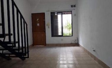 Oportunidad. Depto 2 ambientes en zona comercial de calle Arieta en PB, con jardin al frente.. Amplio living comedor y planta superior dormitorio y la
