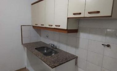 Oportunidad. Depto 2 ambientes en zona comercial de calle Arieta en PB, con jardin al frente.. Amplio living comedor y planta superior dormitorio y la