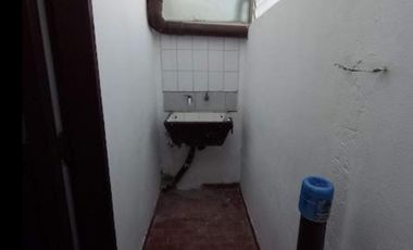 Oportunidad. Depto 2 ambientes en zona comercial de calle Arieta en PB, con jardin al frente.. Amplio living comedor y planta superior dormitorio y la