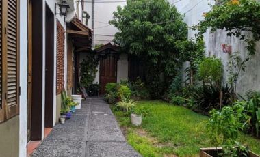 Oportunidad. Depto 2 ambientes en zona comercial de calle Arieta en PB, con jardin al frente.. Amplio living comedor y planta superior dormitorio y la