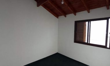 Oportunidad. Depto 2 ambientes en zona comercial de calle Arieta en PB, con jardin al frente.. Amplio living comedor y planta superior dormitorio y la