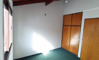 Oportunidad. Depto 2 ambientes en zona comercial de calle Arieta en PB, con jardin al frente.. Amplio living comedor y planta superior dormitorio y la