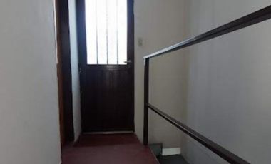 Oportunidad. Depto 2 ambientes en zona comercial de calle Arieta en PB, con jardin al frente.. Amplio living comedor y planta superior dormitorio y la