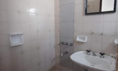 Oportunidad. Depto 2 ambientes en zona comercial de calle Arieta en PB, con jardin al frente.. Amplio living comedor y planta superior dormitorio y la