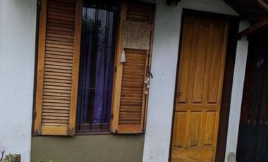 Oportunidad. Depto 2 ambientes en zona comercial de calle Arieta en PB, con jardin al frente.. Amplio living comedor y planta superior dormitorio y la