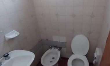 Oportunidad. Depto 2 ambientes en zona comercial de calle Arieta en PB, con jardin al frente.. Amplio living comedor y planta superior dormitorio y la