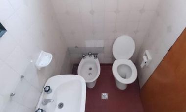 Oportunidad. Depto 2 ambientes en zona comercial de calle Arieta en PB, con jardin al frente.. Amplio living comedor y planta superior dormitorio y la