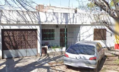 Casa en Ante esquina de 3 Ambientes y Cochera