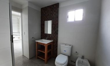 EXCELENTE CASA, RECICLADA A NUEVA,4 AMB. A ESTRENAR
