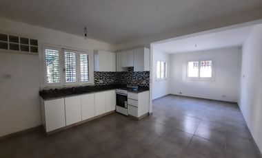 EXCELENTE CASA, RECICLADA A NUEVA,4 AMB. A ESTRENAR