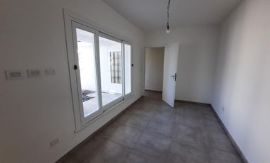 EXCELENTE CASA, RECICLADA A NUEVA,4 AMB. A ESTRENAR
