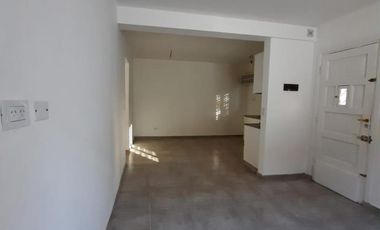 EXCELENTE CASA, RECICLADA A NUEVA,4 AMB. A ESTRENAR