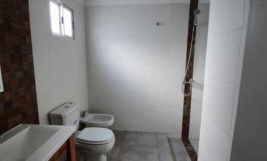 EXCELENTE CASA, RECICLADA A NUEVA,4 AMB. A ESTRENAR
