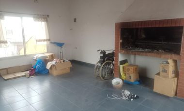UN DEPARTAMENTO PLANTA ALTA  ( A DOS CUADRAS DE LA AV. SARRATEA ,VENDO URGENTE )