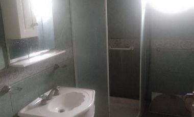 UN DEPARTAMENTO PLANTA ALTA  ( A DOS CUADRAS DE LA AV. SARRATEA ,VENDO URGENTE )