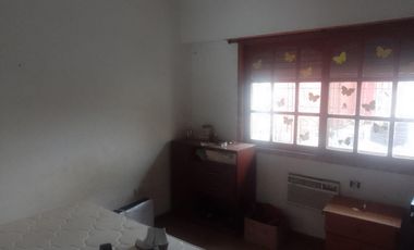UN DEPARTAMENTO PLANTA ALTA  ( A DOS CUADRAS DE LA AV. SARRATEA ,VENDO URGENTE )