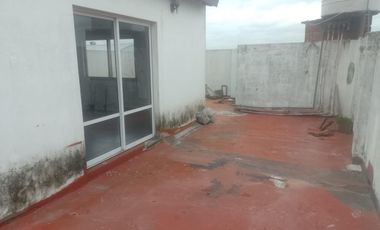 UN DEPARTAMENTO PLANTA ALTA  ( A DOS CUADRAS DE LA AV. SARRATEA ,VENDO URGENTE )