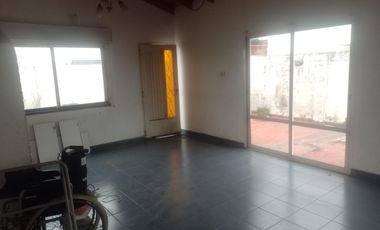 UN DEPARTAMENTO PLANTA ALTA  ( A DOS CUADRAS DE LA AV. SARRATEA ,VENDO URGENTE )