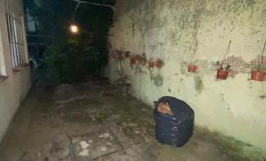 CASA 3 AMBIENTES CON COCHERA Y PATIO EN ALQUILER EN MORÓN CENTRO