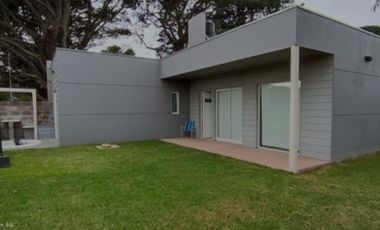 VENDO CASA MINIMALISTA EN ACANTILADOS A ESTRENAR