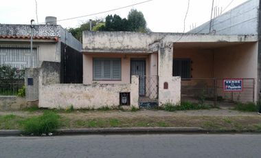 VENDO TERRENO CON CASA RECICLAR