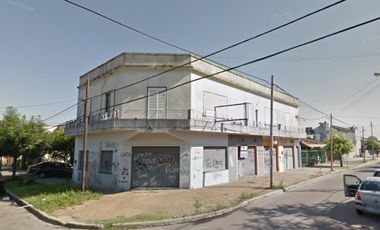 4 locales mas un salón en planta alta