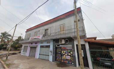 4 locales mas un salón en planta alta