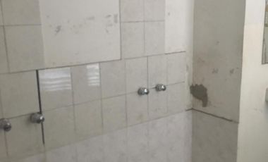 4 locales mas un salón en planta alta