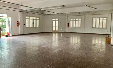 4 locales mas un salón en planta alta