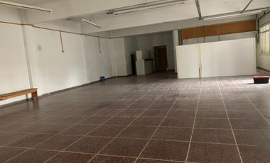 4 locales mas un salón en planta alta