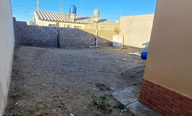 Casa de dos dormitorios y patio disponible para alquilar