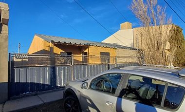 Casa de dos dormitorios y patio disponible para alquilar