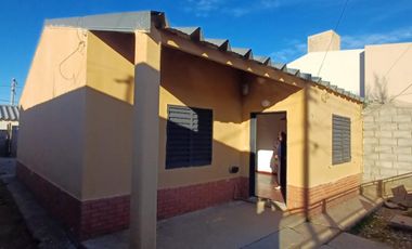 Casa de dos dormitorios y patio disponible para alquilar