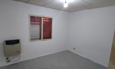 Casa de dos dormitorios y patio disponible para alquilar