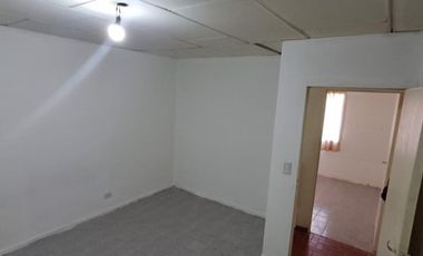 Casa de dos dormitorios y patio disponible para alquilar