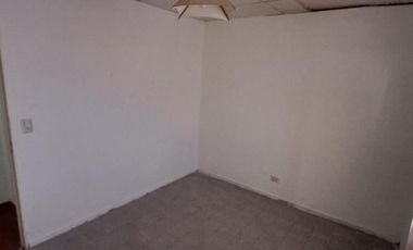 Casa de dos dormitorios y patio disponible para alquilar