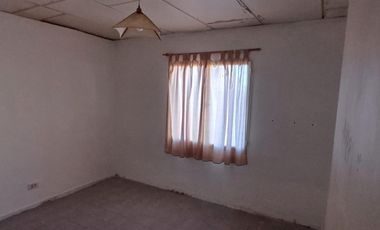 Casa de dos dormitorios y patio disponible para alquilar