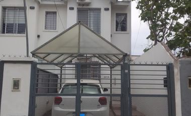 DUPLEX EN VENTA 3 AMBIENTES CON GARAGE Y FONDO LIBRE