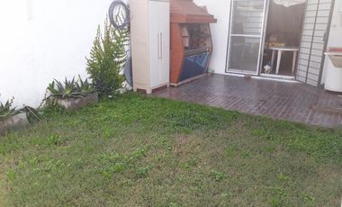 DUPLEX EN VENTA 3 AMBIENTES CON GARAGE Y FONDO LIBRE
