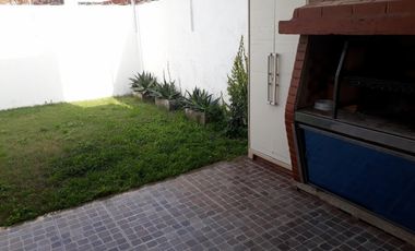 DUPLEX EN VENTA 3 AMBIENTES CON GARAGE Y FONDO LIBRE