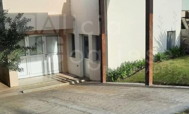 CASA 4 AMBIENTES C/GARAGE Y PARRILLA JARDÍN BARRIO COSTA ESMERALDA