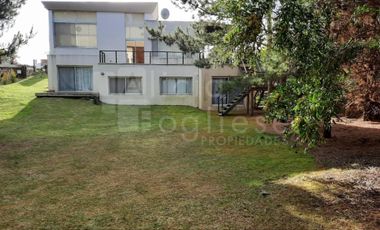 CASA 4 AMBIENTES C/GARAGE Y PARRILLA JARDÍN BARRIO COSTA ESMERALDA