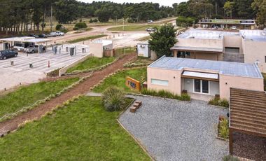 CASA 4 AMBIENTES C/GARAGE Y PARRILLA JARDÍN BARRIO COSTA ESMERALDA