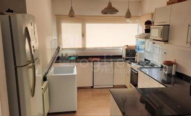CASA 4 AMBIENTES C/GARAGE Y PARRILLA JARDÍN BARRIO COSTA ESMERALDA