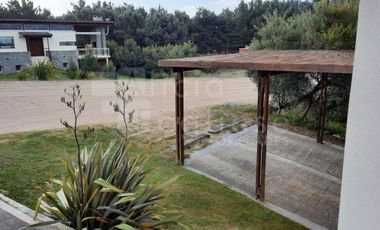 CASA 4 AMBIENTES C/GARAGE Y PARRILLA JARDÍN BARRIO COSTA ESMERALDA